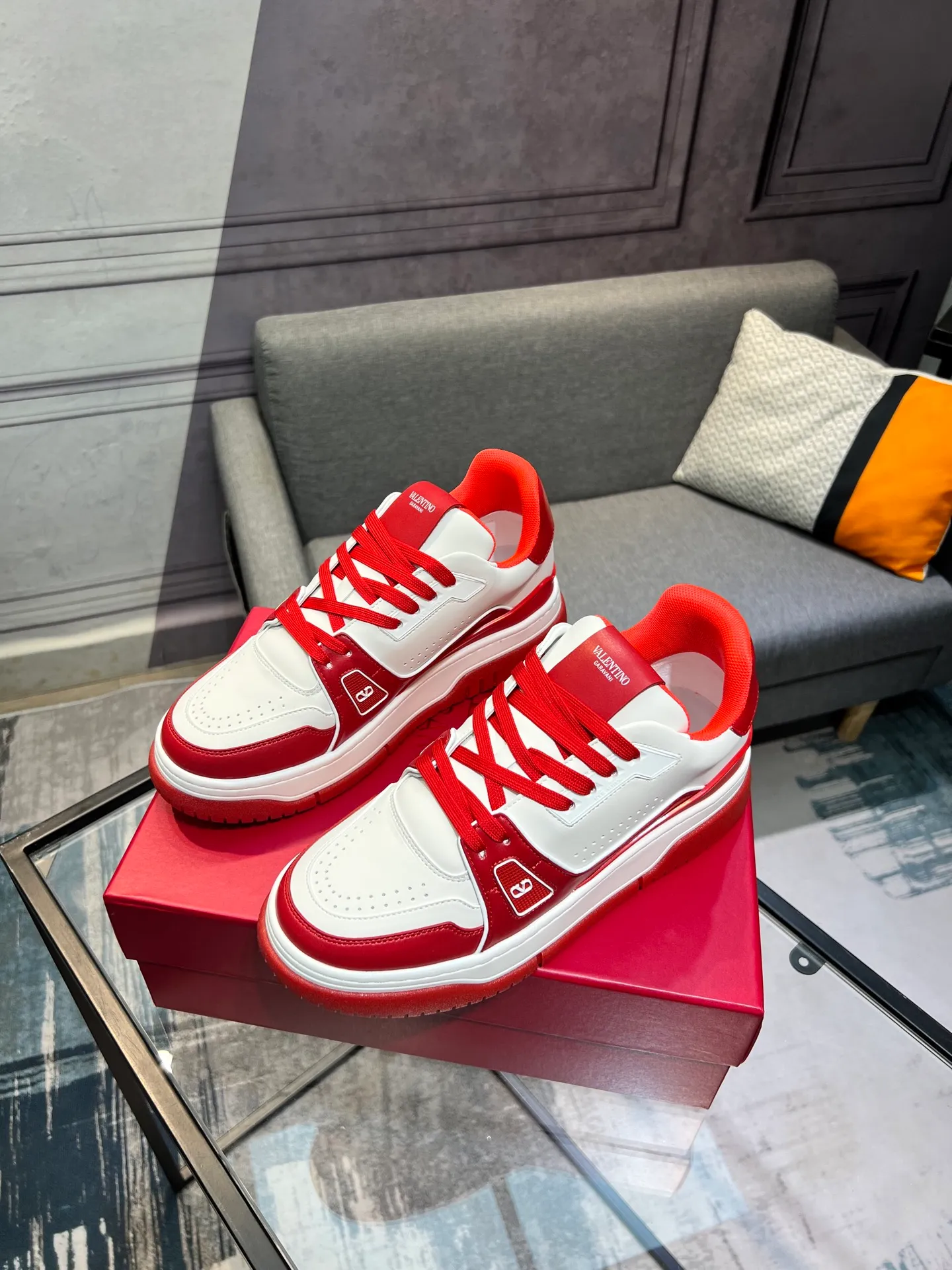 Men's Men's Shoes 💰660 Valentino 2023 early autumn new star shoes are now online! Wang Hedi and Ren Jialun have been worn by many celebrities. Who can refuse the same couple shoes as Wang Hedi! The design of Stars Stab My Heart is cool and spicy. The material of the shoes is cowhide, and every color is beautiful! Size 35-40, men’s size 39-44 (women’s 41, men’s 38, 45🉑️customized)